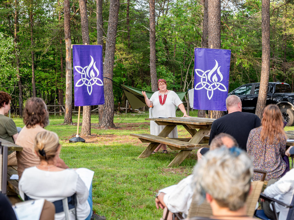Patricia Robin Woodruff teaching a group of people about Slavic magic at the MAGUS gathering 2023. 
